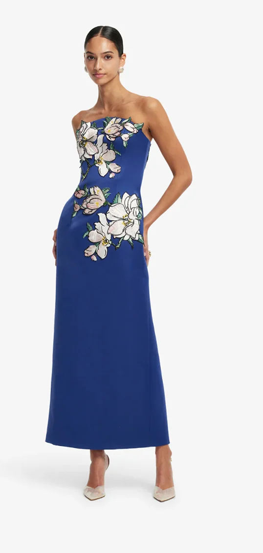 Ava Appliqué Floral Bustier Maxi Dress by LeoLin in a vibrant blue with Midnight Magnolia Print appliqué on the bust. Strapless evening gown, elegant Australian brand designer dress, perfect for formal events and gala occasions. فستان ماكسي أزرق مزين بتطريزات الأزهار من البراند العالمي ليولين. فستان سهرة استرالي فاخر بتصميم، يتميز بنقشة ماغنوليا وردة باللون الابيض، مناسب للمناسبات الرسمية والسهرات الفخمة و حفلات الخطوبة و فساتين الزواج و فساتين الافراح